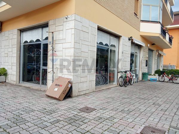 Locale Commerciale Zona Mare, Martinsicuro, TE Vendita