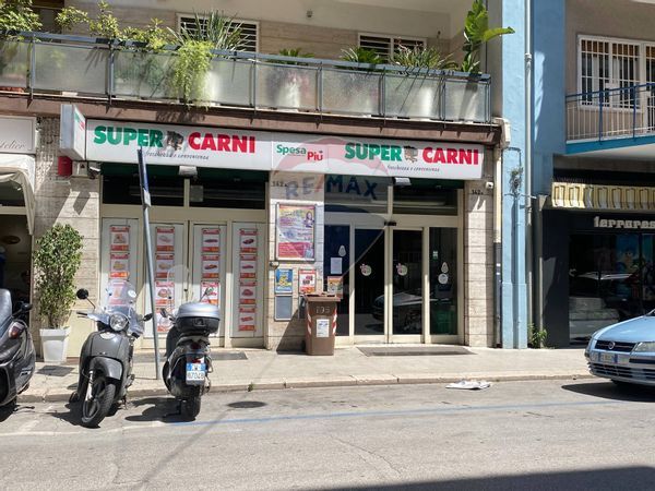 Locale Commerciale Madonnella, Bari, BA Affitto