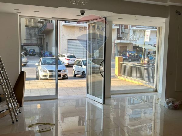 Locale Commerciale Favara, AG Affitto