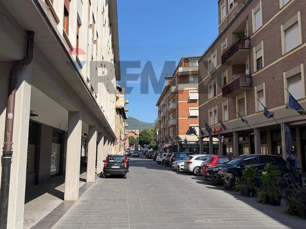 Negozio Centro Storico, Foligno, PG Affitto - Foto 4