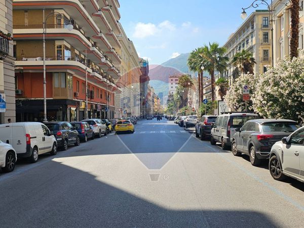 Locale Commerciale Centro, Salerno, SA Affitto - Foto 2