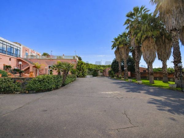 Locale Commerciale Santa Tecla Di Acireale, Acireale, CT Affitto