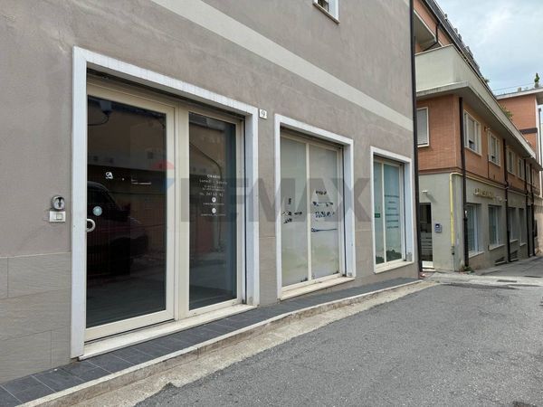 Locale Commerciale Centro storico, L'Aquila, AQ Affitto