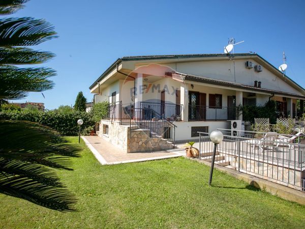 Porzione di villa Divino Amore, Roma, RM Vendita