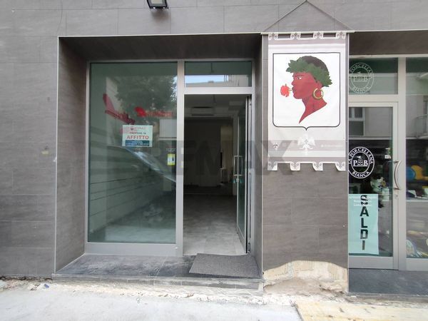 Negozio Centro storico, L'Aquila, AQ Affitto