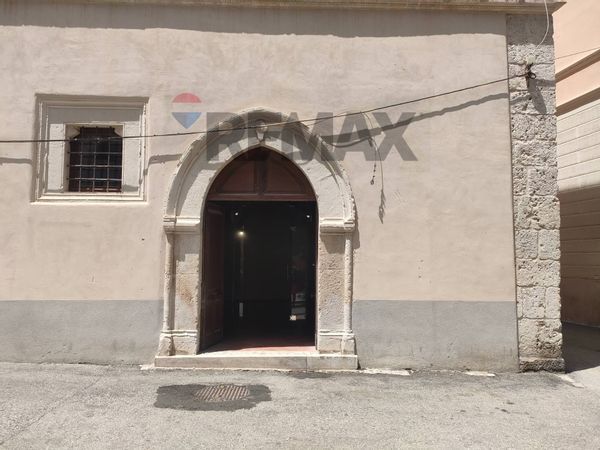 Locale Commerciale Centro storico, L'Aquila, AQ Affitto