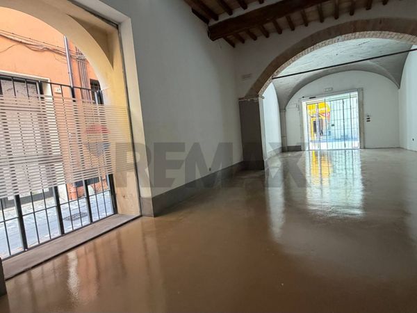 Locale Commerciale Centro Storico, Foligno, PG Affitto