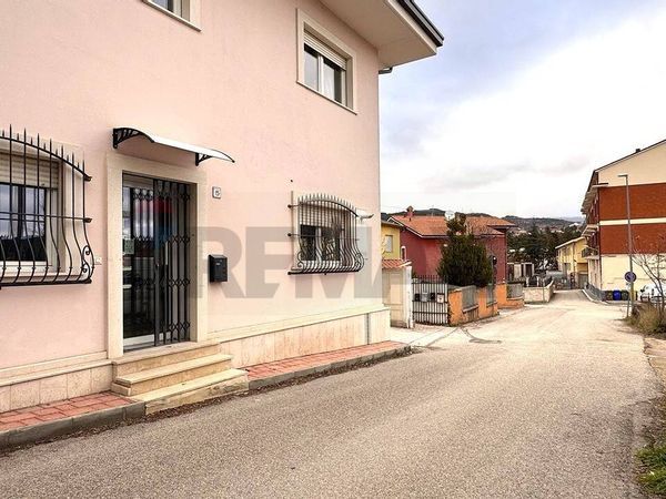 Locale Commerciale Via Strinella, L'Aquila, AQ Affitto