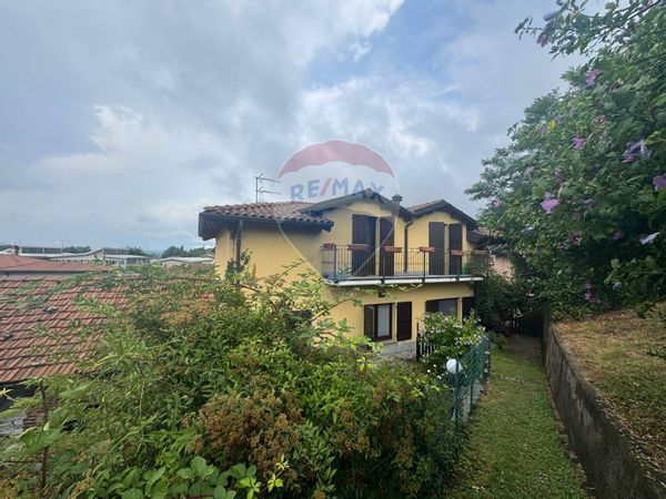 Casa Semindipendente Oltrona al Lago, Gavirate, VA Vendita