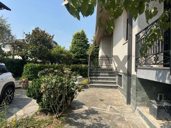 Porzione di villa Sabotino, Legnano, MI Vendita