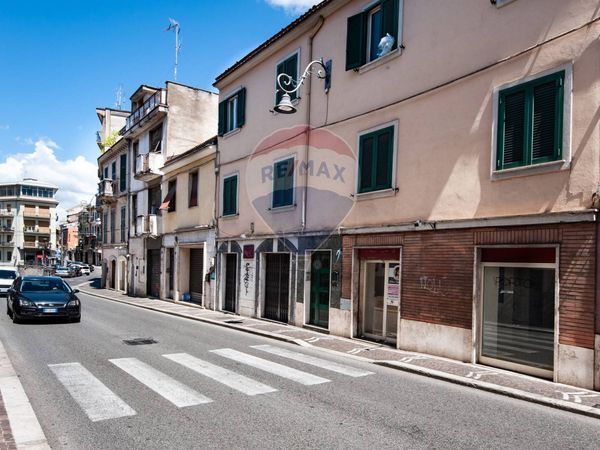 Locale Commerciale Centro, Frosinone, FR Affitto