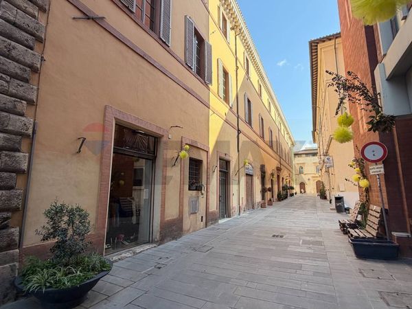 Locale Commerciale Centro Storico, Foligno, PG Affitto - Foto 2