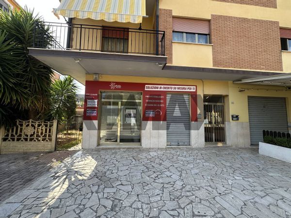 Locale Commerciale Centro, Aprilia, LT Affitto