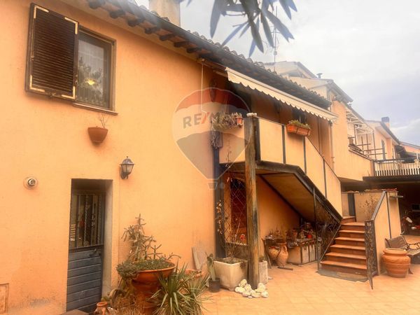 Casa Semindipendente Frazione Borroni, Foligno, PG Vendita