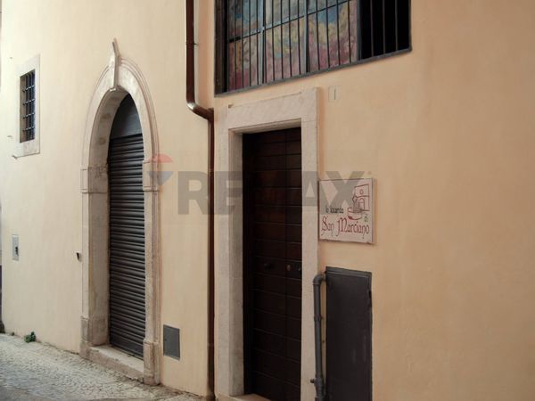 Locale Commerciale Centro storico, L'Aquila, AQ Affitto