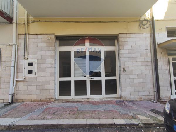 Locale Commerciale Laterza, TA Affitto