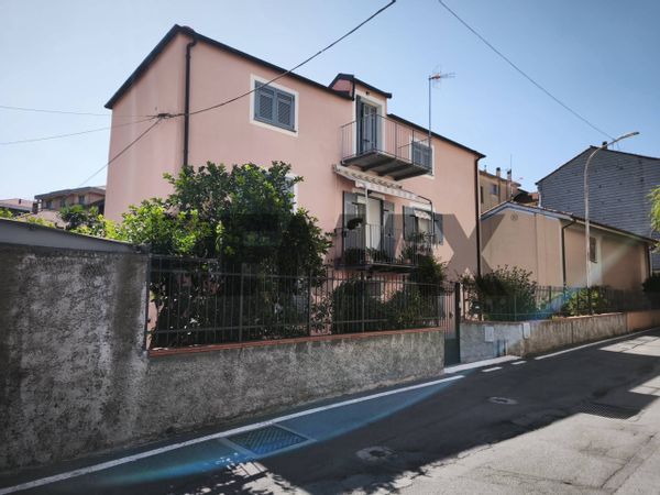 Casa Indipendente Quiliano, SV Vendita