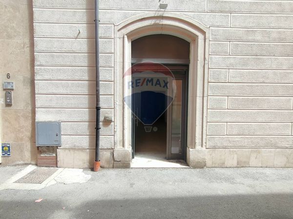 Locale Commerciale Centro storico, L'Aquila, AQ Affitto