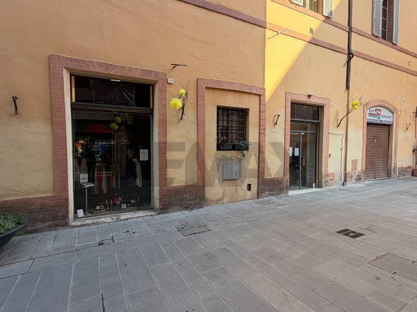 Locale Commerciale Centro Storico, Foligno, PG Affitto
