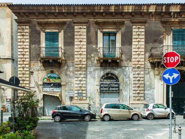 Locale Commerciale Zona di prestigio, Catania, CT Affitto