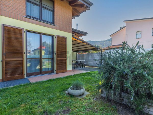Villa a schiera Comabbio, VA Vendita