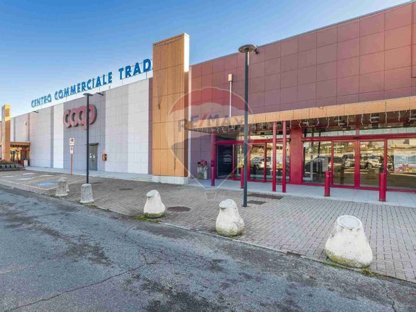 Locale Commerciale Tradate, VA Affitto