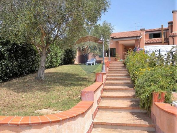 Villa a schiera Colli di Enea, Pomezia, RM Vendita