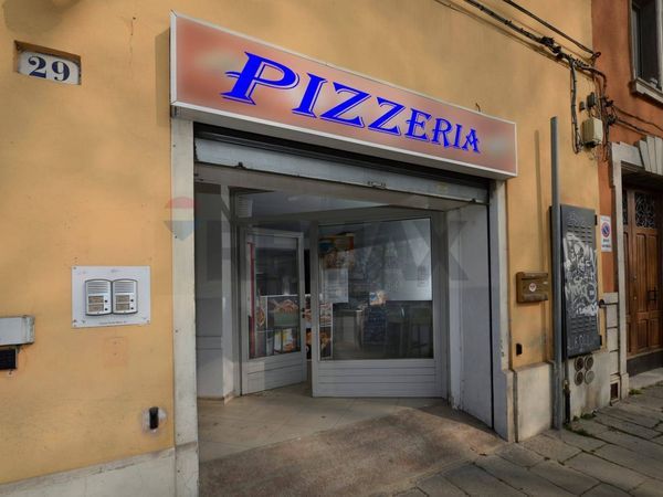 Locale Commerciale Entro Mura, Ferrara, FE Affitto