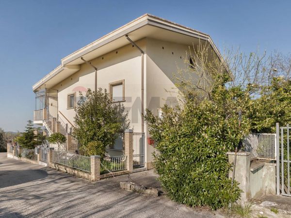 Villa a schiera Penne, PE Vendita