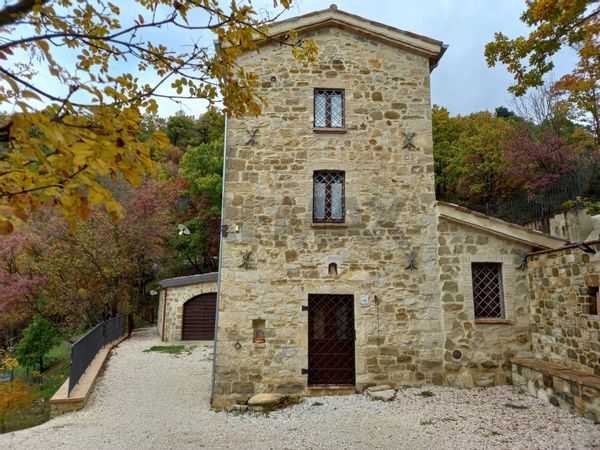 Cascina/Casale Pieve di Compresseto, Gualdo Tadino, PG Vendita