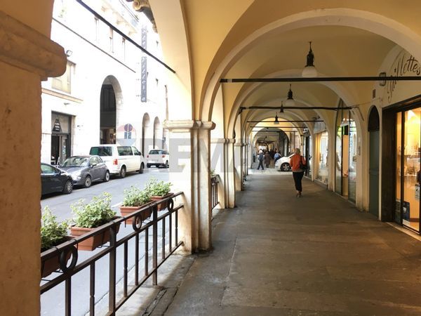 Negozio Centro storico, Brescia, BS Affitto