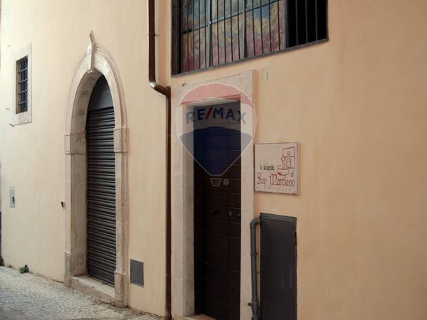 Locale Commerciale Centro storico, L'Aquila, AQ Vendita