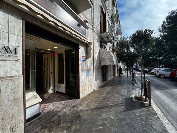 Locale Commerciale Centro, Vieste, FG Affitto