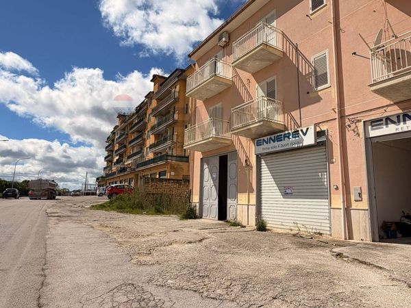 Locale Commerciale Canicattì, AG Affitto