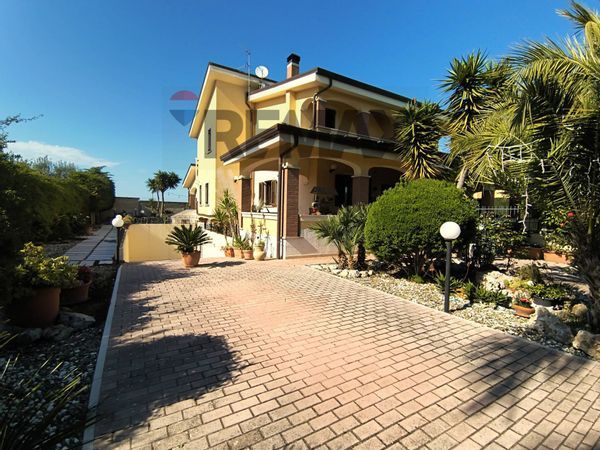 Villa a schiera Zona Capirro Colonna, Trani, BT Vendita