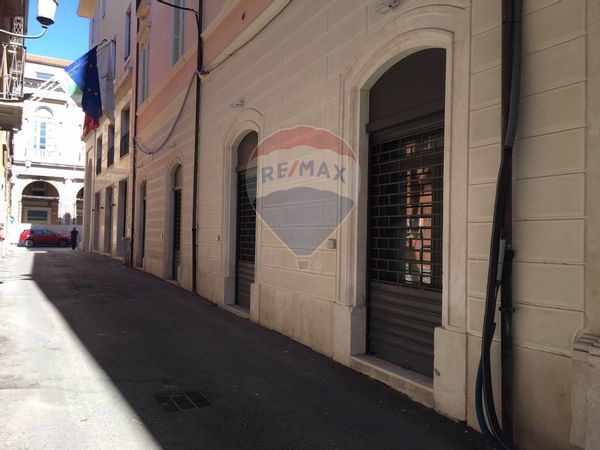 Locale Commerciale Centro storico, L'Aquila, AQ Affitto - Foto 2