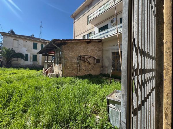 Laboratorio Zona Viale Firenze, Foligno, PG Affitto