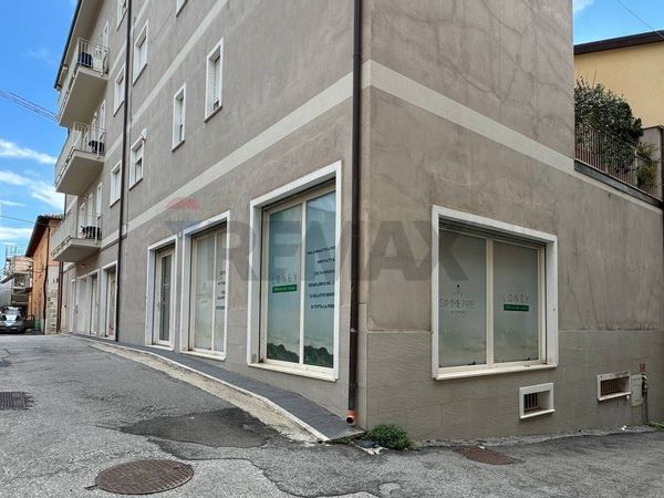 Locale Commerciale Centro storico, L'Aquila, AQ Affitto - Foto 2