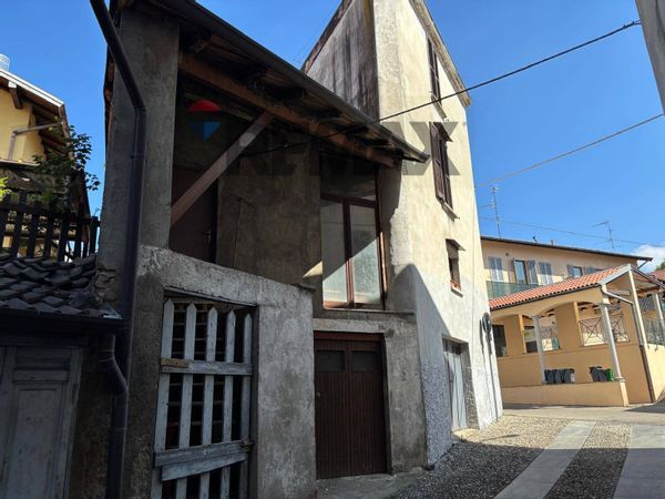 Rustico Castronno, VA Vendita
