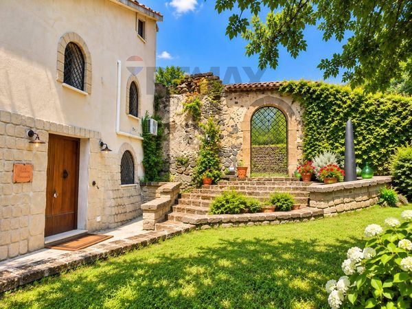 Casa Indipendente Calabritto, Galluccio, CE Vendita