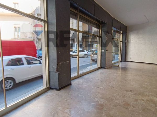 Negozio Centro storico - zona centrale, Enna, EN Affitto