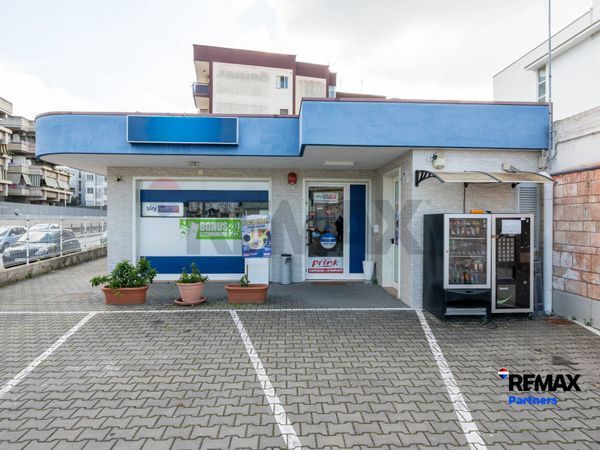 Locale Commerciale Trecarrare, Taranto, TA Vendita