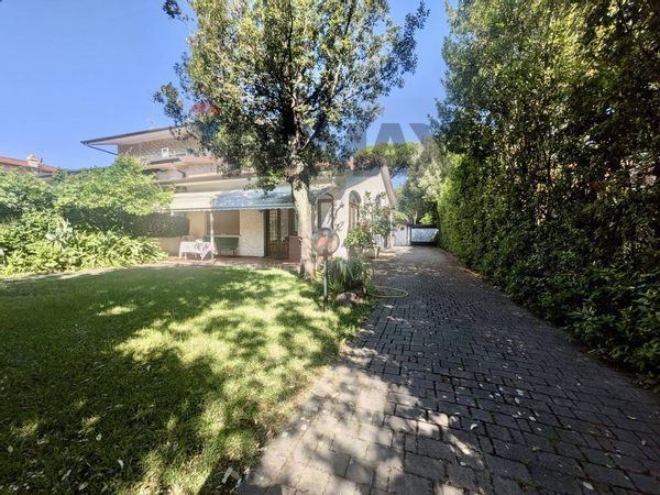 Villetta bifamiliare Vittoria Apuana, Forte dei Marmi, LU Vendita
