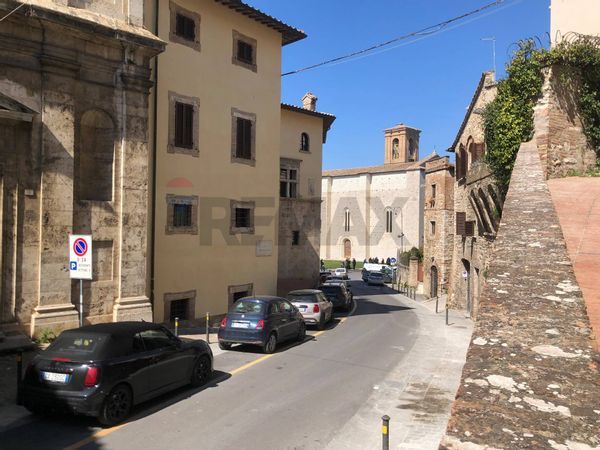 Locale Commerciale Centro storico, Perugia, PG Affitto