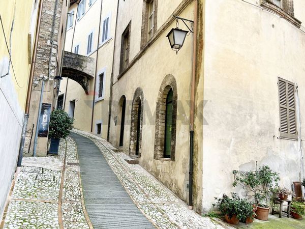 Locale Commerciale Centro, Spoleto, PG Affitto