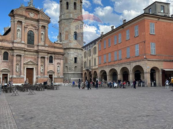 Negozio Centro storico, Reggio nell'Emilia, RE Affitto