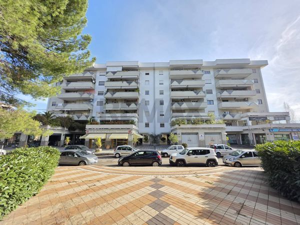 Locale Commerciale Quattromiglia, Rende, CS Vendita