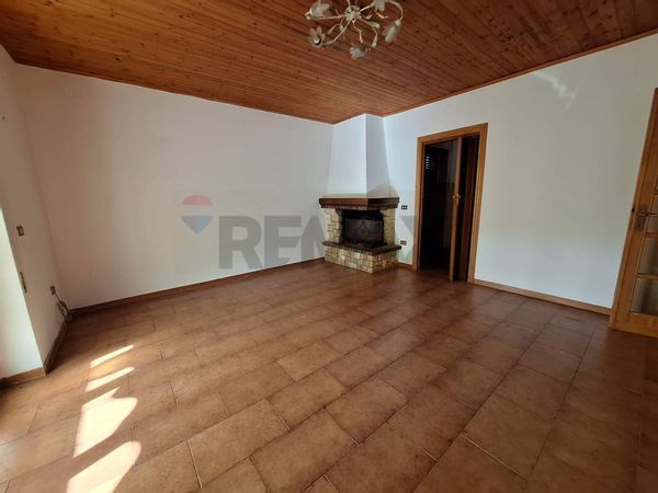 Casa Indipendente Santa Maria in Valle, Trevi, PG Affitto