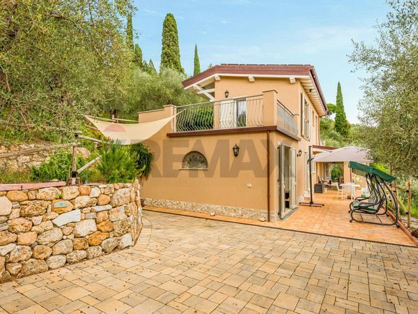 Casa Indipendente Camaiore, LU Vendita