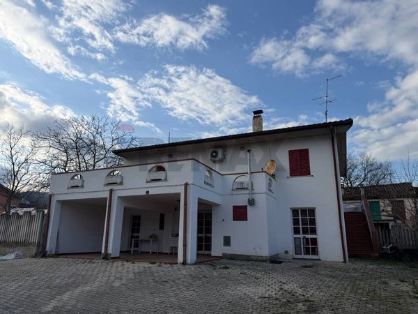 Casa Indipendente Farindola, PE Vendita